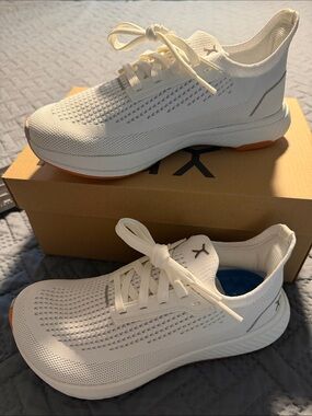 White Flux Adapt Runner women’s size 5.5